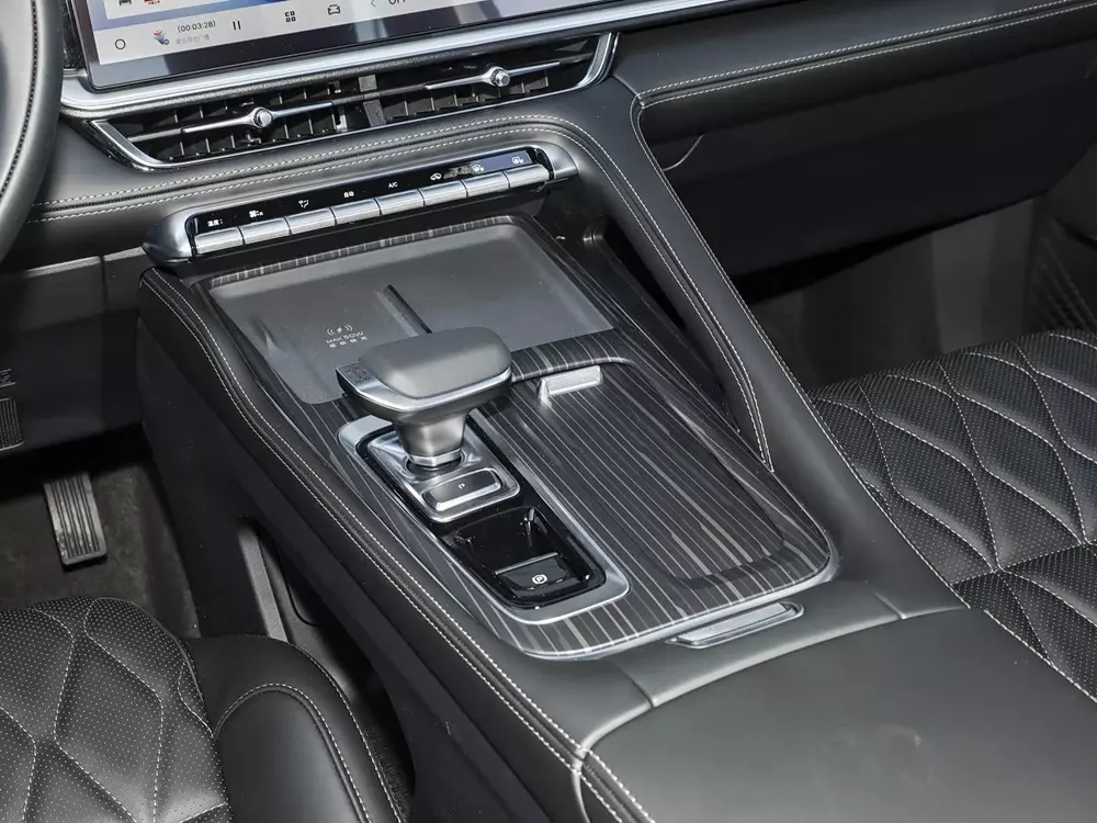 Geely Monjaro i-HEV có sạc không dây 50 W