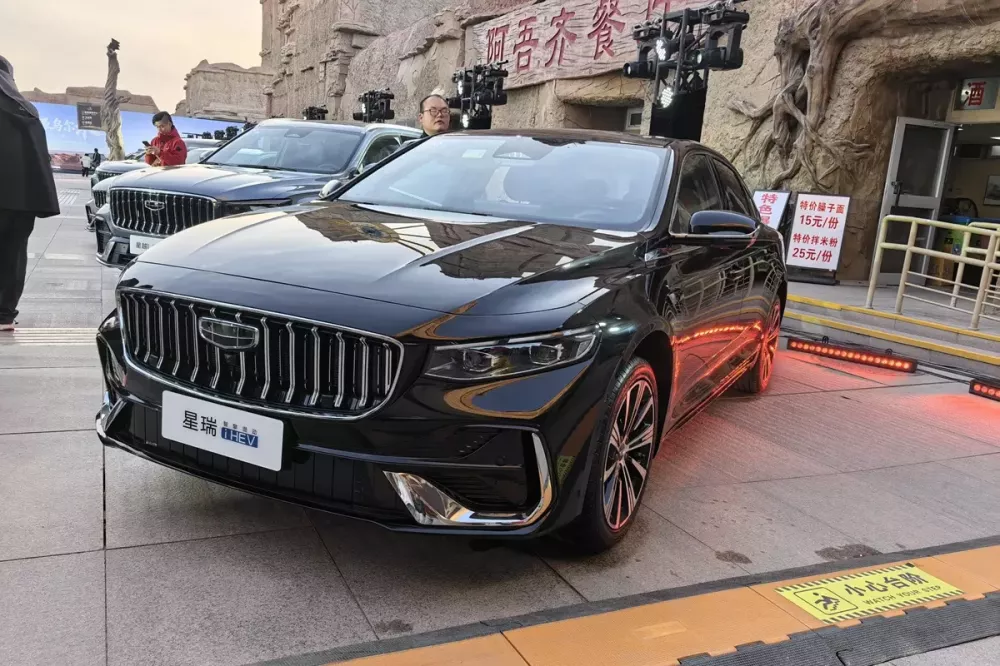 Geely Preface i-HEV tiêu thụ 3,98 lít xăng/100 km được mở bán, cạnh tranh với Toyota Camry bằng giá siêu rẻ