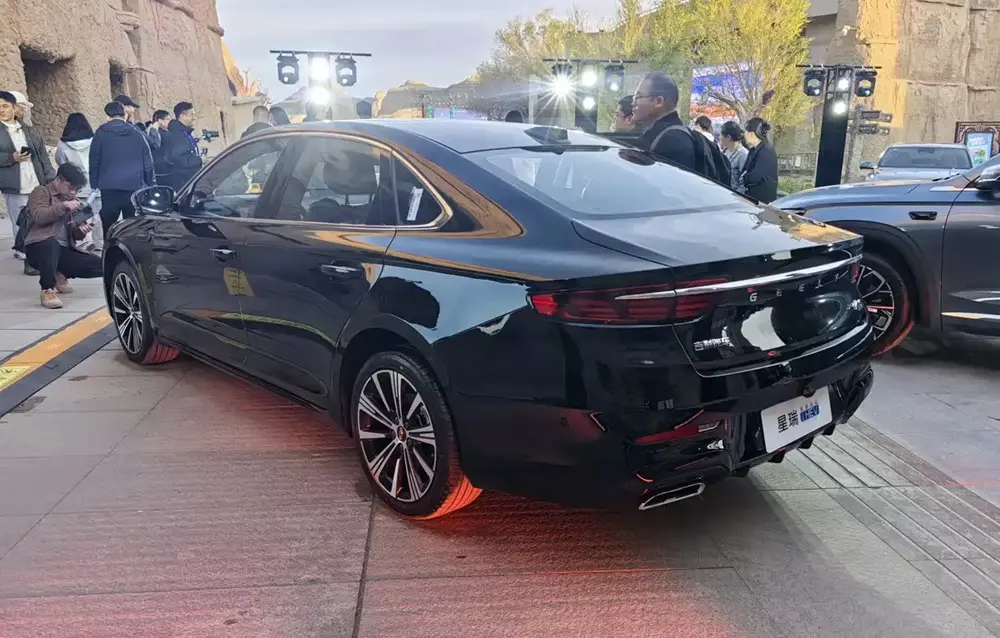 Geely Preface i-HEV sở hữu 2 ống xả phía sau