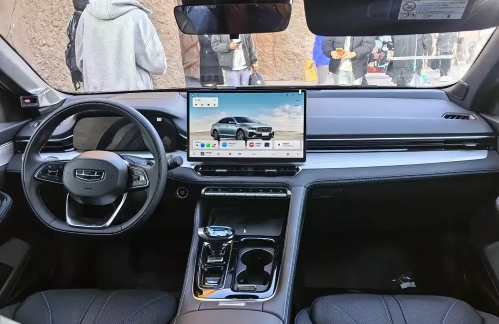 Khoang lái của Geely Preface i-HEV