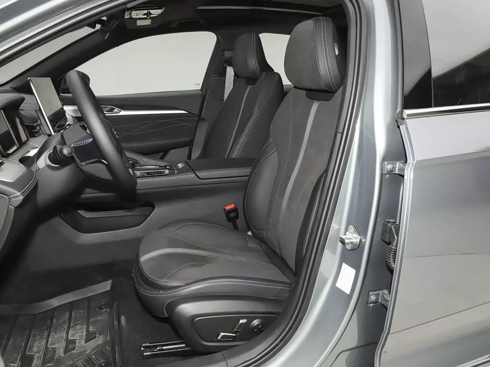 Ghế trước của Geely Preface i-HEV có tính năng sưởi/thông gió