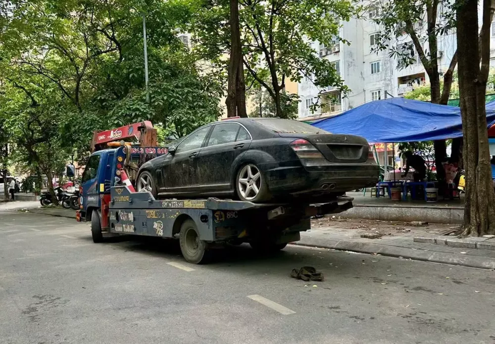 Chiếc Mercedes-AMG S63 đỗ trên vỉa hè Hà Nội suốt 10 năm bị cẩu đi