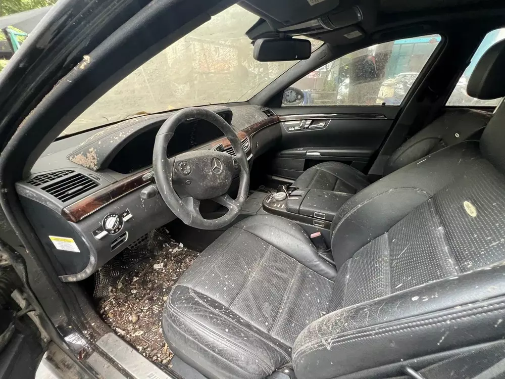 Nội thất của chiếc Mercedes-AMG S63 bị bám bụi đất và lá khô 