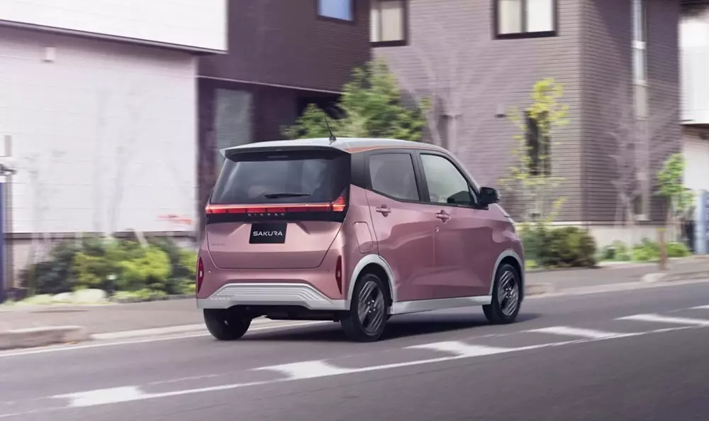 Khu vực bên sườn và phía sau của Nissan Sakura 2026 không thay đổi