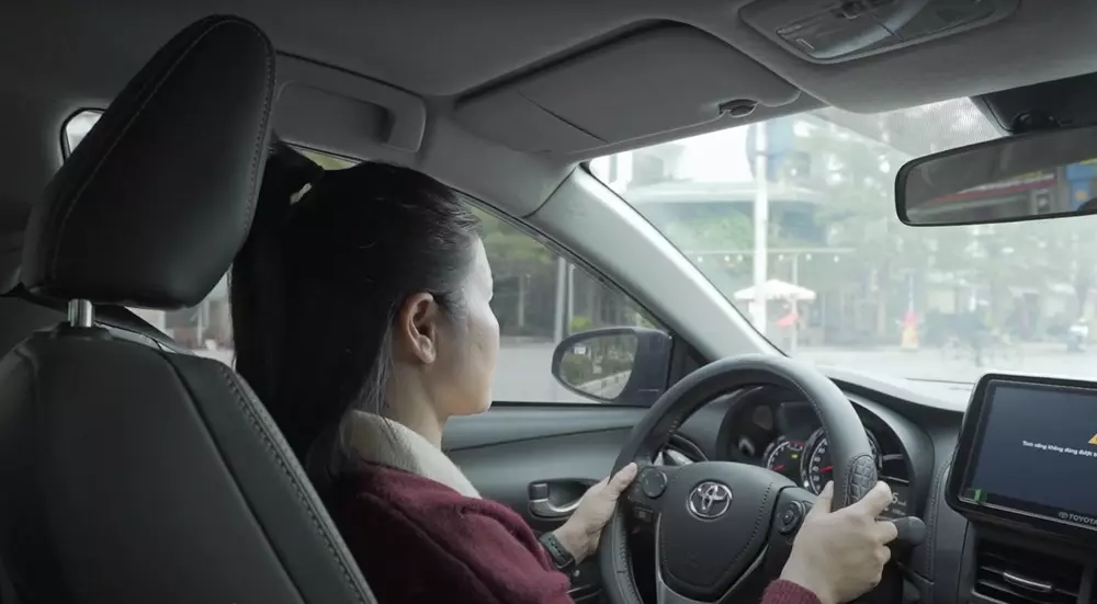 Khách hàng nữ đánh giá Vios bền bỉ, tiết kiệm nhiên liệu và thiết kế đẹp hơn thế hệ trước.