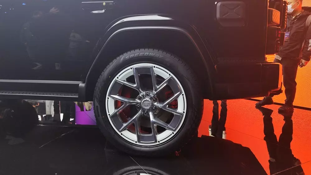 Beijing 81 dùng mâm mới với thiết kế 6 chấu kép