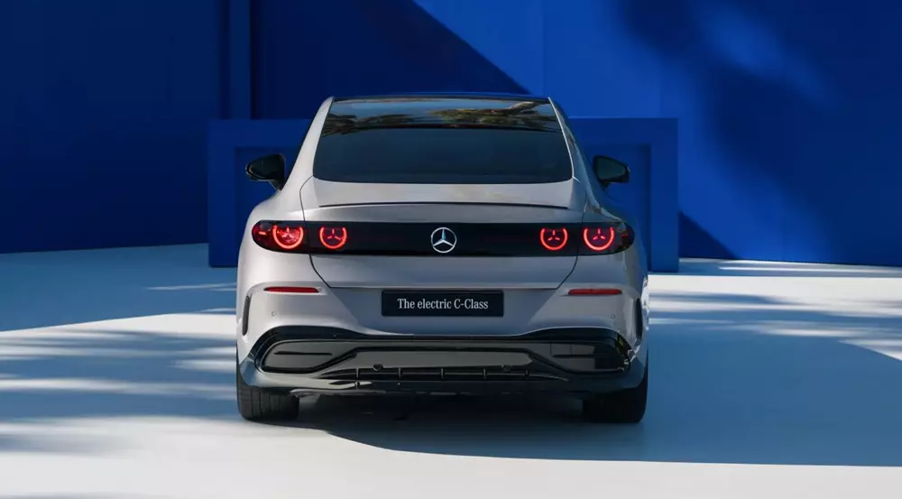 Đằng sau Mercedes-Benz C-Class Electric xuất hiện cụm đèn hậu với đồ họa ngôi sao 3 cánh