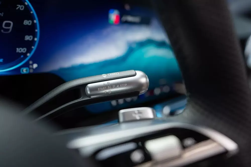 Cần số nằm sau vô lăng của Mercedes-Benz C-Class Electric 