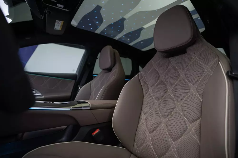 Mercedes-Benz C-Class Electric còn có ghế trước thể thao và trần kính toàn cảnh với đồ họa ngôi sao tùy chọn