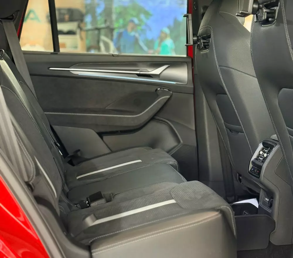 Skoda Kodiaq 2026 có thêm một số trang bị tiện ích như giá đỡ điện thoại gắn ở lưng ghế trước