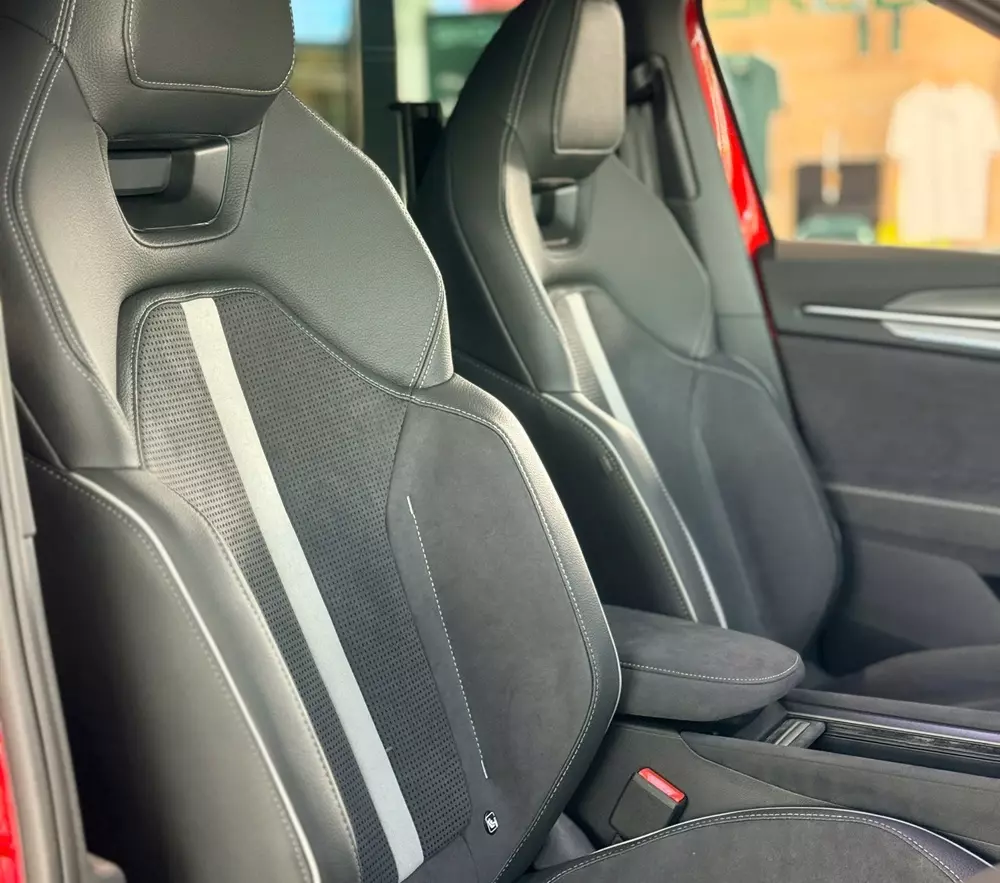 Ghế bọc da pha Alcantara vừa thể thao vừa cao cấp của Skoda Kodiaq 2026