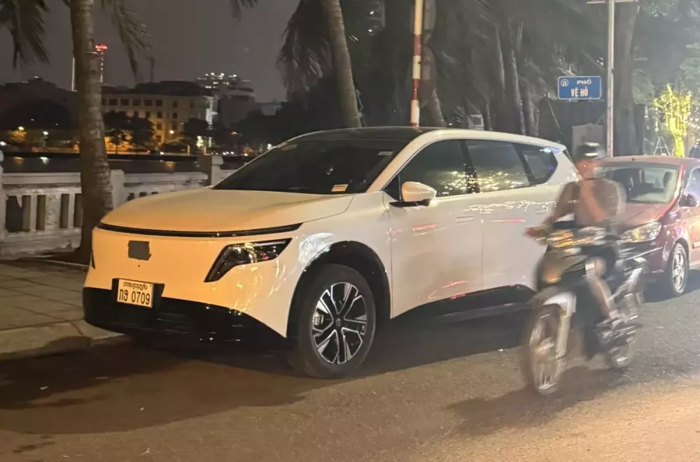 Hai chiếc Nissan NX8 xuất hiện tại Việt Nam đeo biển số khác nhau