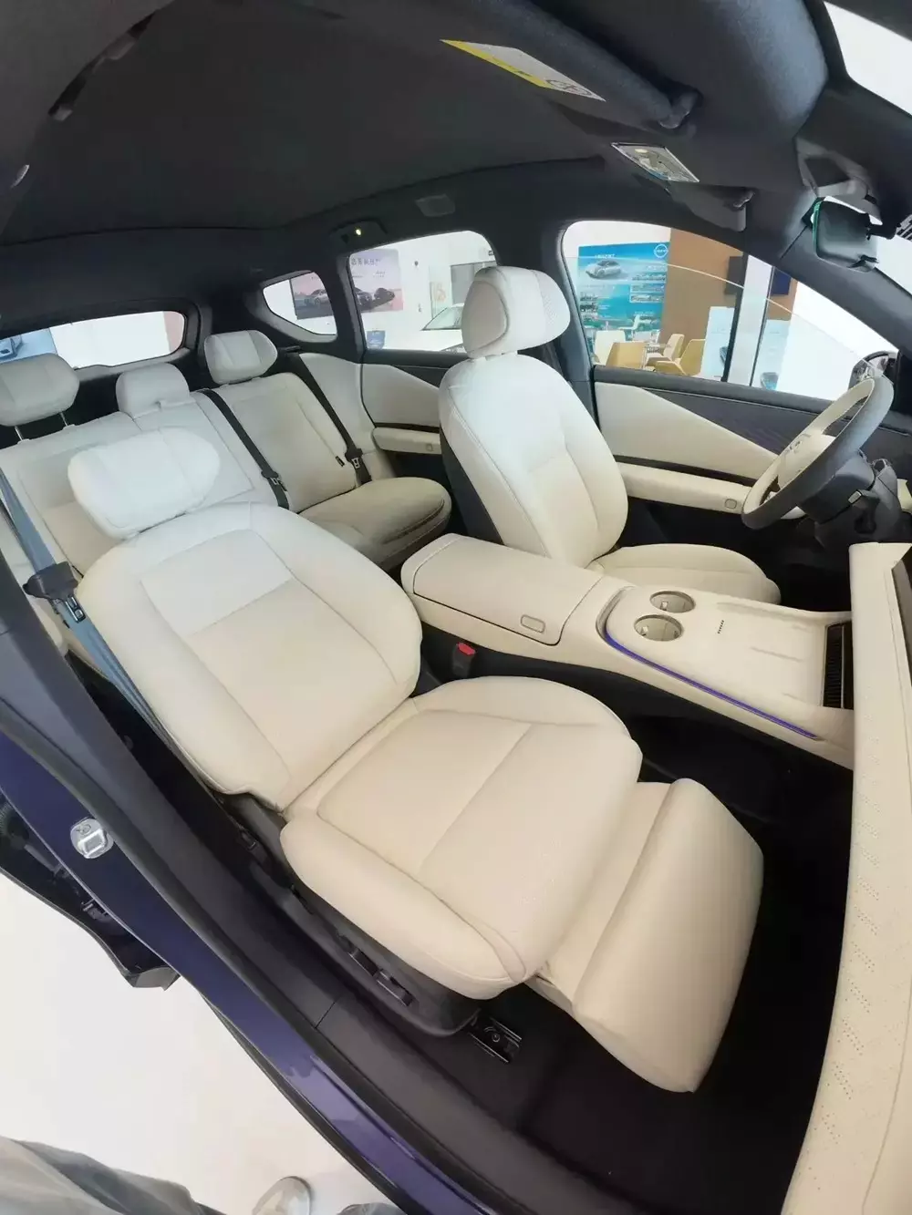 Nissan NX8 được trang bị nội thất 2 hàng ghế với 5 chỗ ngồi