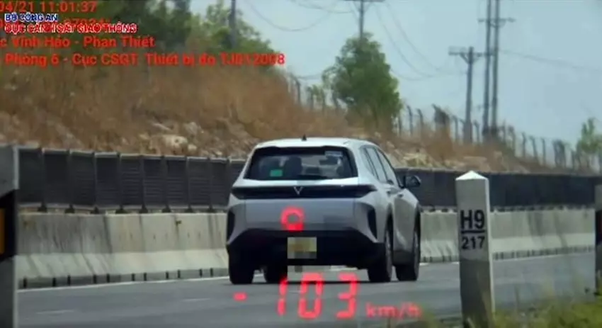 Chủ xe và tài xế bị phạt gần 120 triệu đồng vì loạt vi phạm trên cao tốc