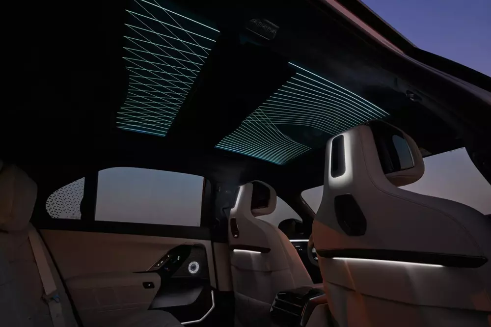 Trần kính của BMW 7-Series 2027 tích hợp đèn đa sắc