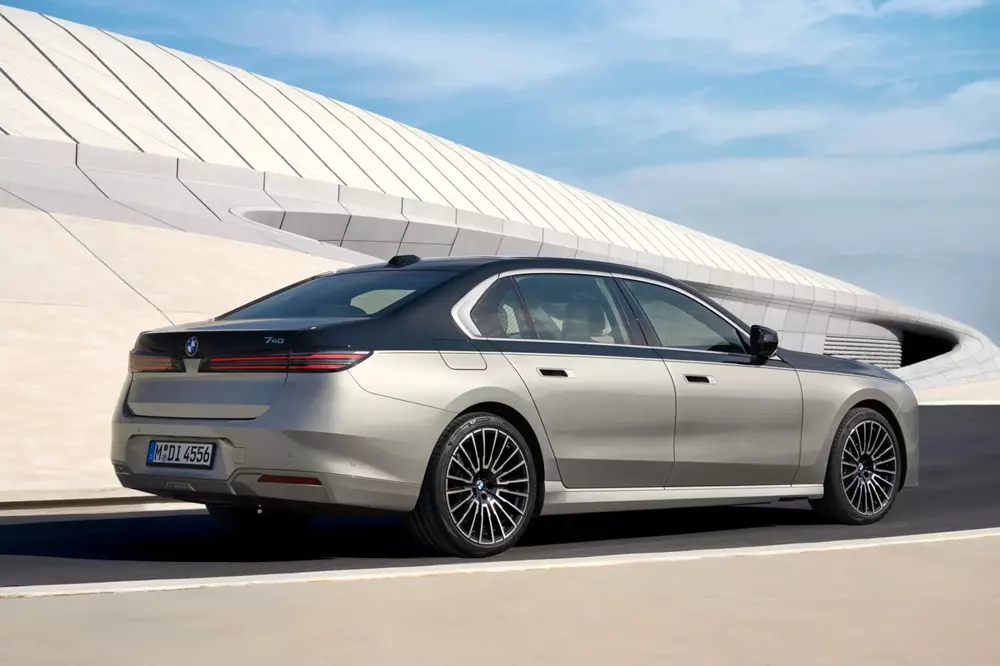BMW 7-Series 2027 có 2 phiên bản máy xăng thông thường