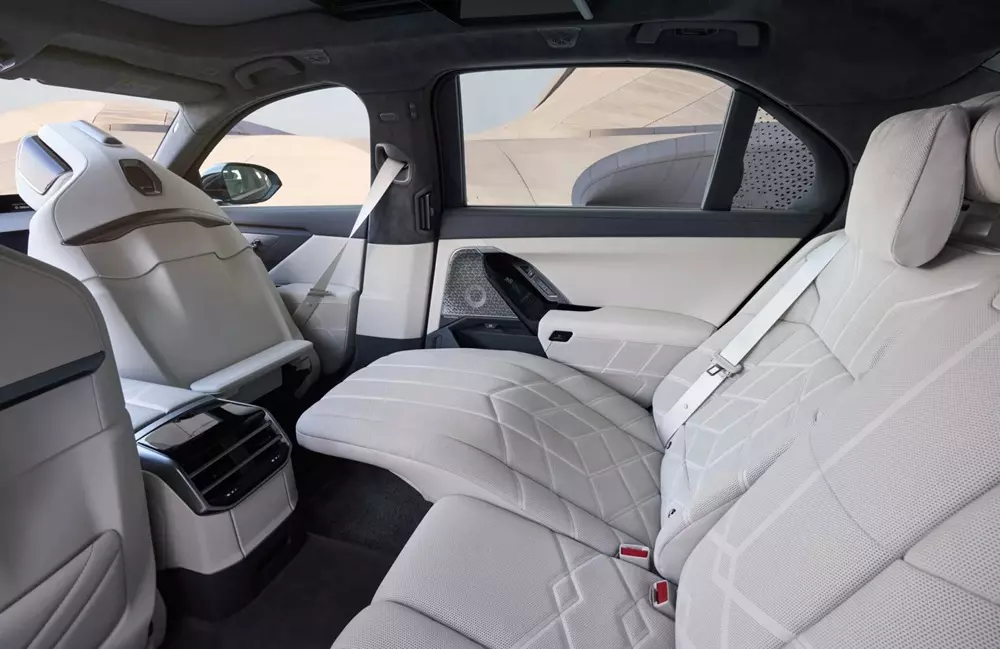 Ghế sau của BMW 7-Series 2027 tích hợp bệ đỡ bắp chân