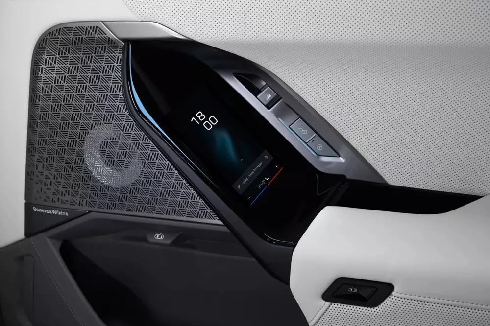 Màn hình nằm trên táp-pi cửa của BMW 7-Series 2027 để hành khách chỉnh các tính năng