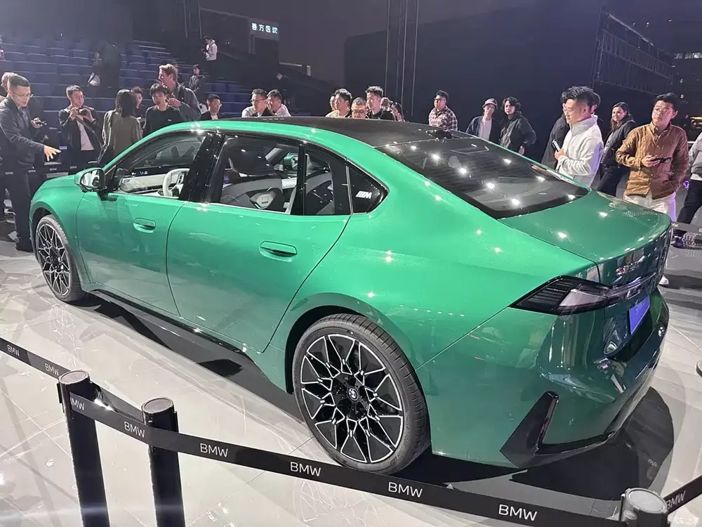 BMW i3L sở hữu màu sơn xanh lục Isle of Man Green