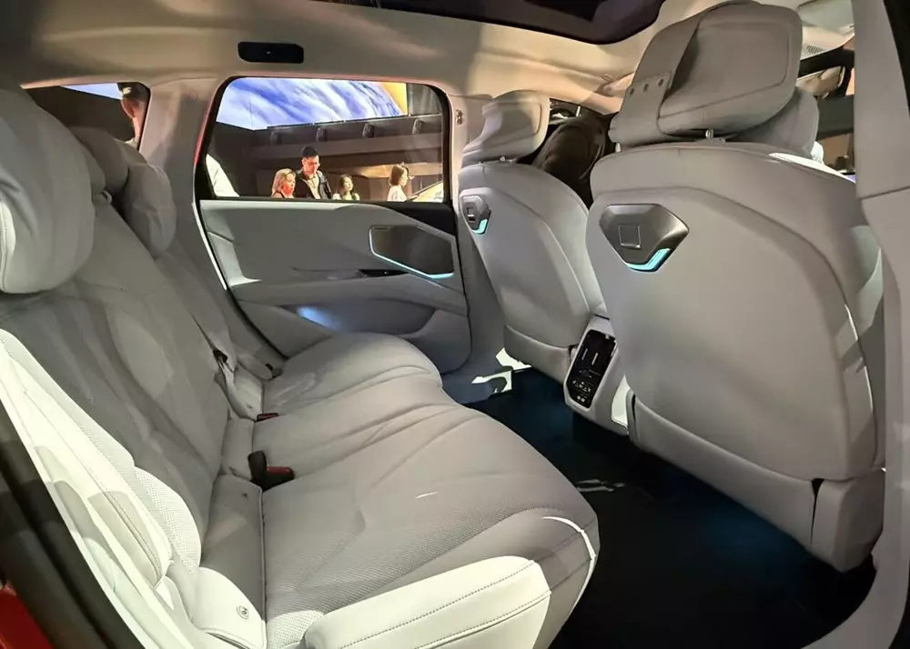 BMW iX3L sở hữu khoảng duỗi chân ở hàng ghế sau rộng rãi nhờ chiều dài cơ sở lớn