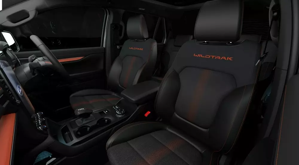 Nội thất của Ford Everest Wildtrak 2026 có những điểm nhấn màu cam tông xuyệt tông với ngoại thất