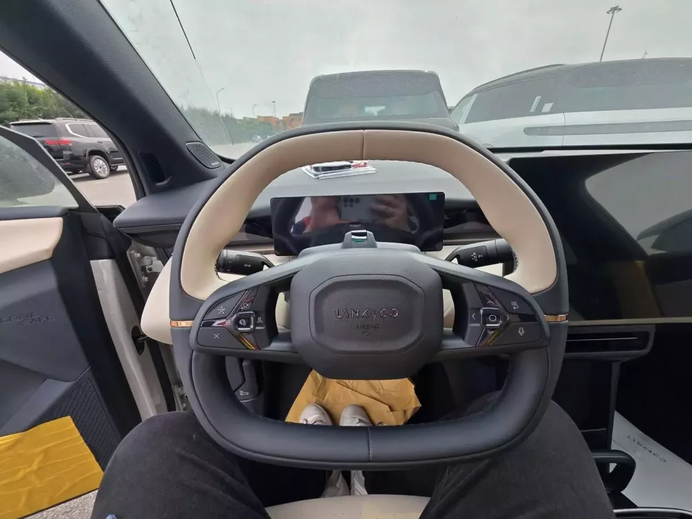 Lynk & Co 02 được trang bị vô lăng D-cut thể thao