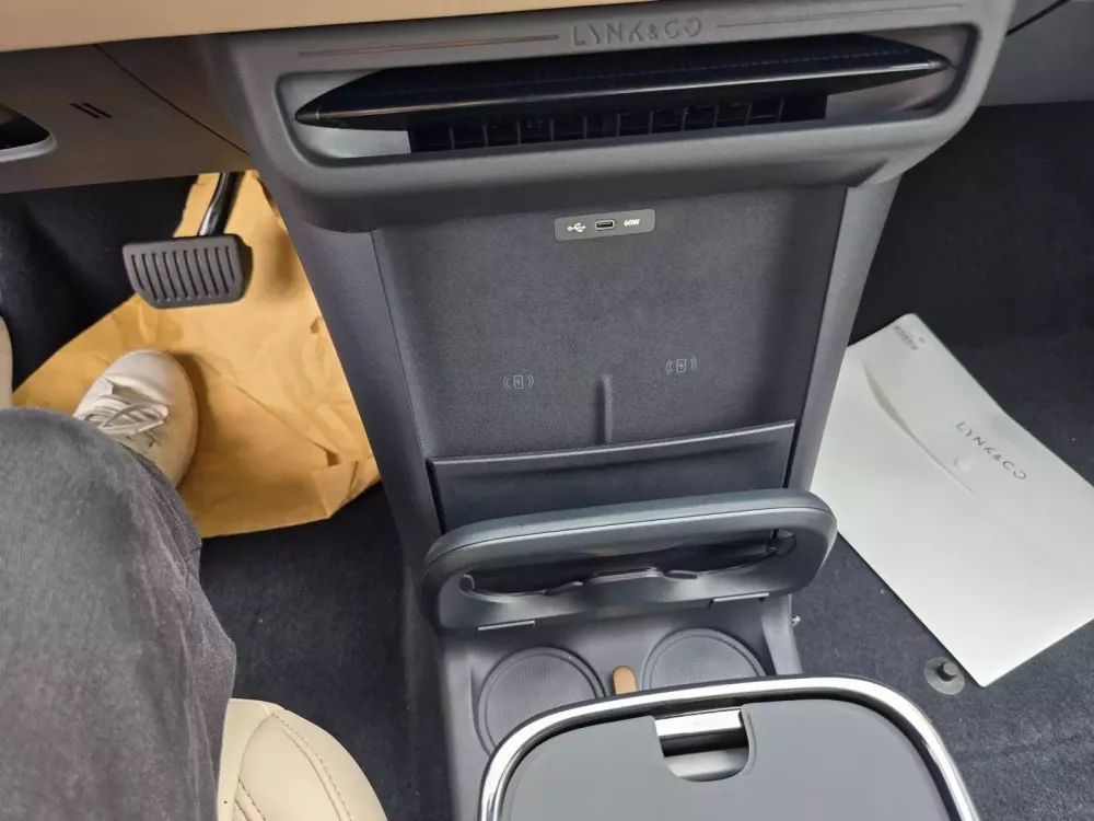 Lynk & Co 02 sở hữu sạc điện thoại không dây