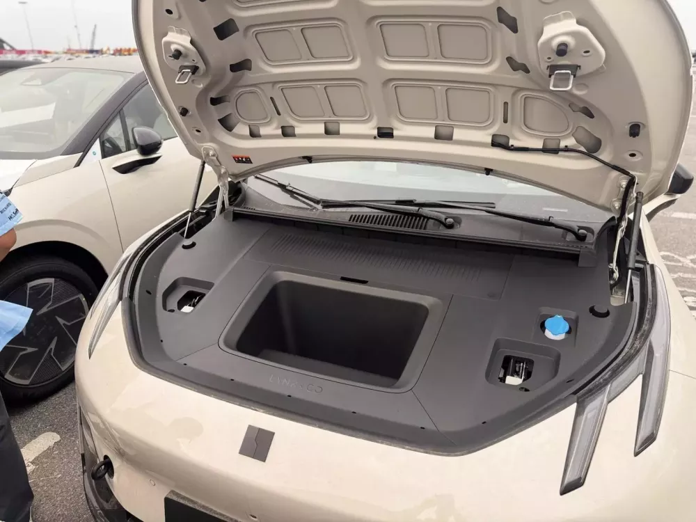 Ngăn chứa đồ nhỏ bên dưới nắp ca-pô của Lynk & Co 02