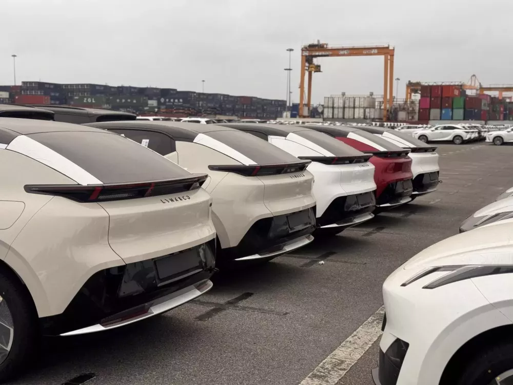 Lynk & Co 02 được trang bị cánh gió sau tích hợp đèn hậu