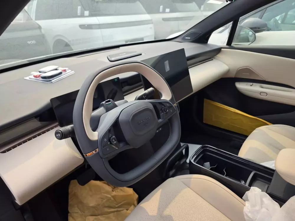 Khoang lái của Lynk & Co 02