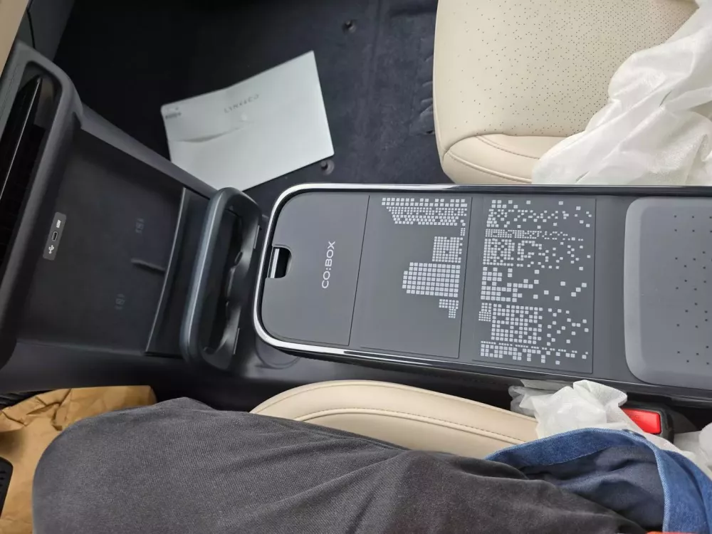 Bệ tì tay trung tâm của Lynk & Co 02