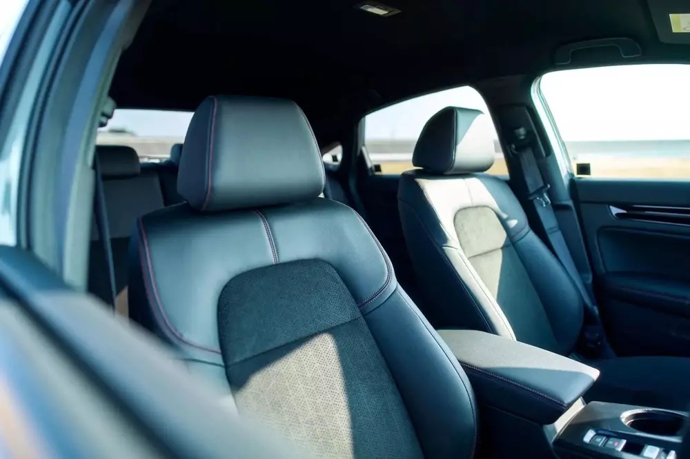 Nội thất của Honda Civic e:HEV RS 2026 được bọc da màu đen với những chi tiết màu đỏ tương phản