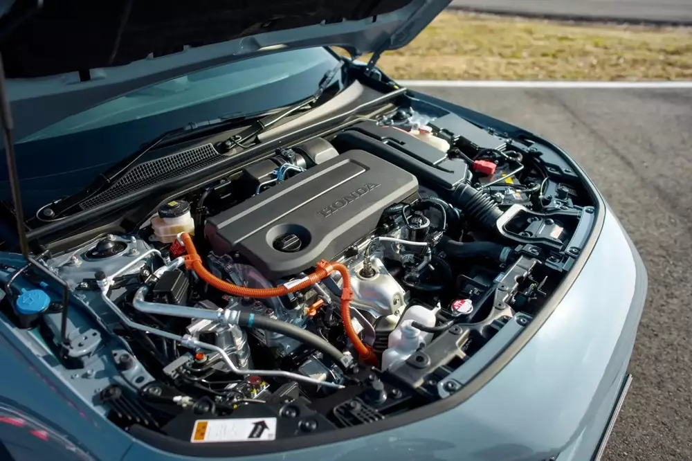Honda Civic e:HEV RS 2026 dùng động cơ hybrid thay vì máy xăng thông thường như bản RS số sàn cũ