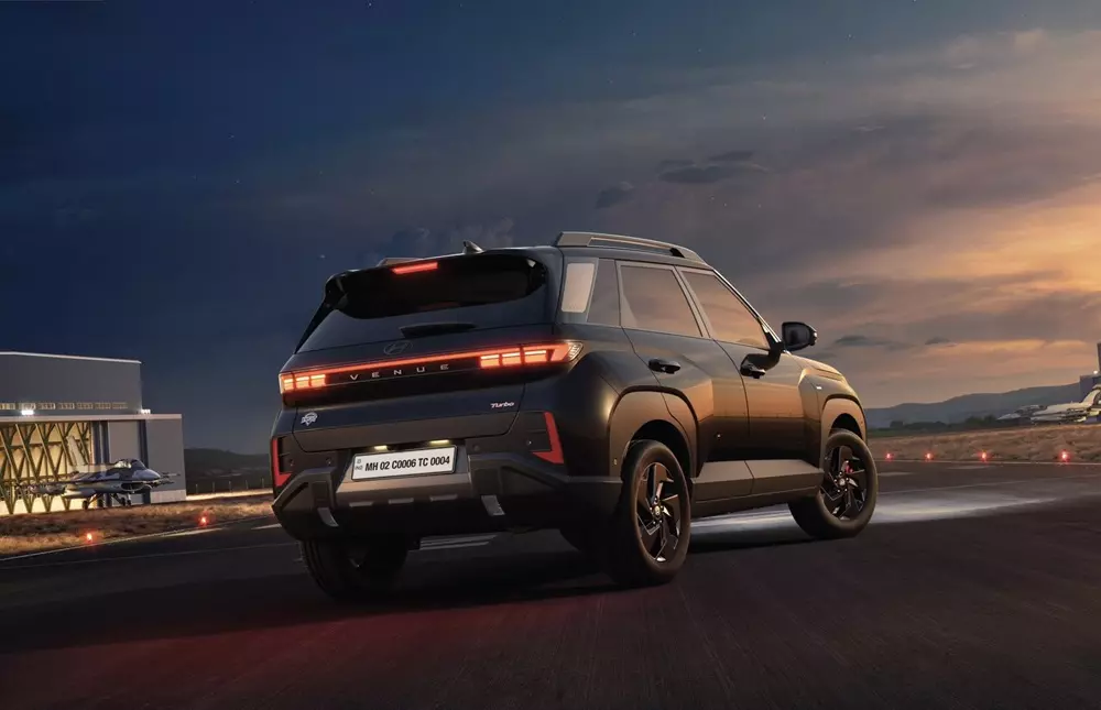 Đen tuyền là màu sắc chủ đạo của Hyundai Venue Knight Edition 