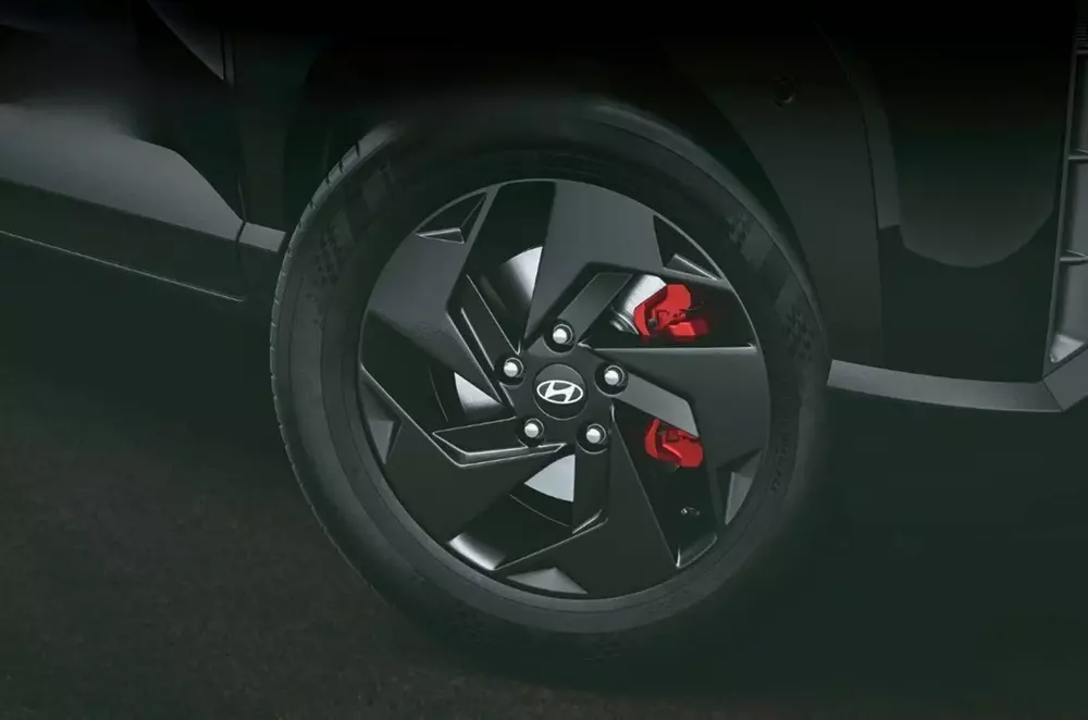 Hyundai Venue Knight Edition dùng mâm hợp kim 16 inch sơn đen nhám với cùm phanh màu đỏ tương phản