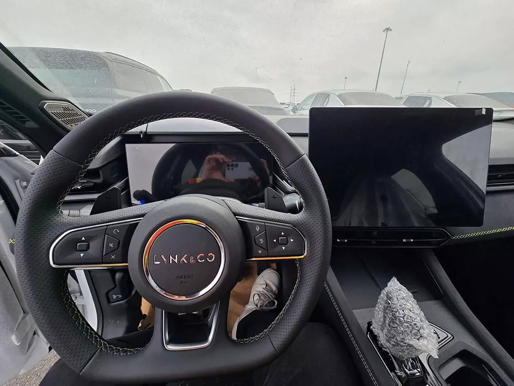 Lynk & Co 03 sở hữu vô lăng vát đáy thể thao và 2 màn hình cỡ lớn