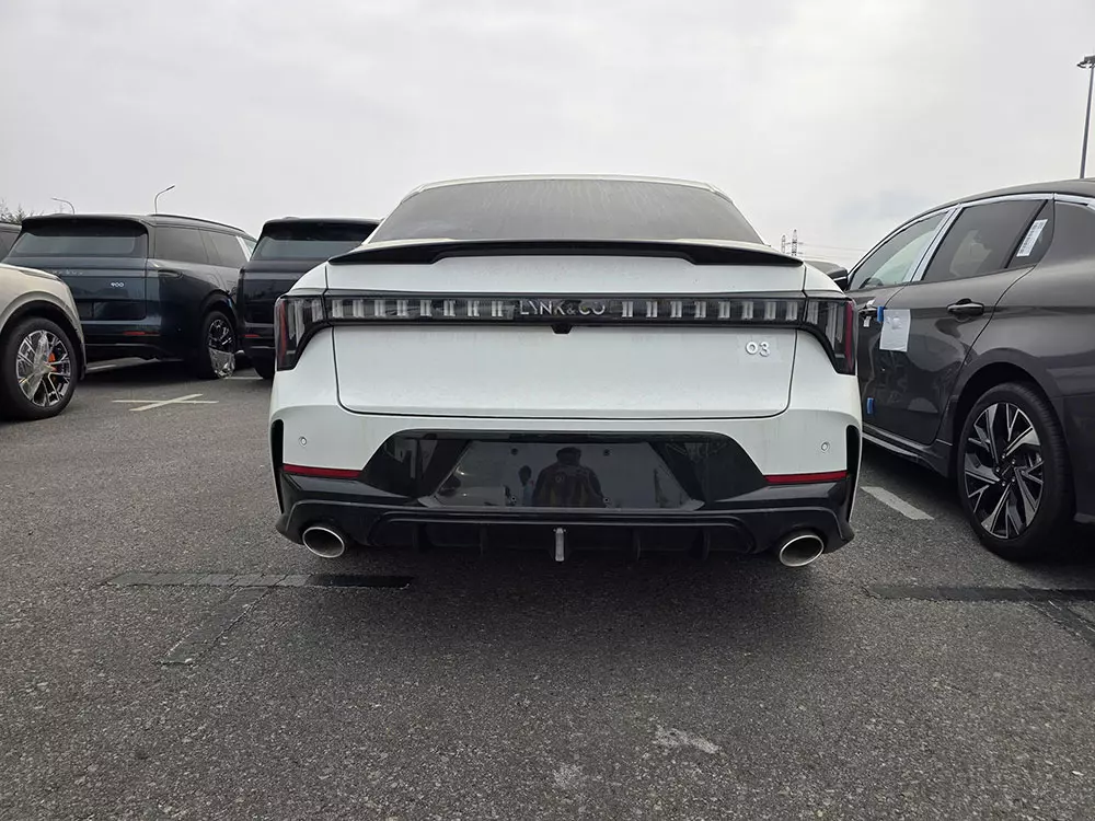 Lynk & Co 03 được trang bị đèn hậu nối liền hai bên