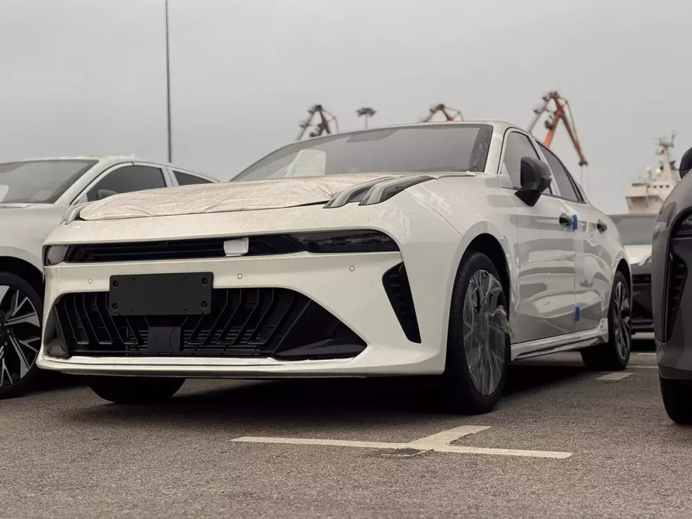 Cận cảnh khu vực đầu xe của Lynk & Co 03