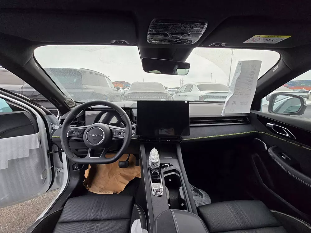 Khoang lái của Lynk & Co 03