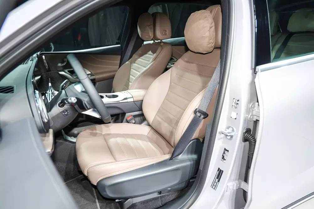 Ghế trước của Mercedes-Benz GLC L EV có đủ tính năng chỉnh điện, sưởi, thông gió và massage