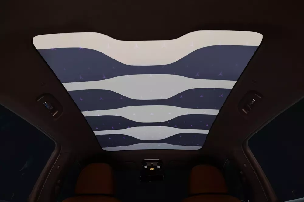 Trần kính toàn cảnh của Mercedes-Benz GLC L EV