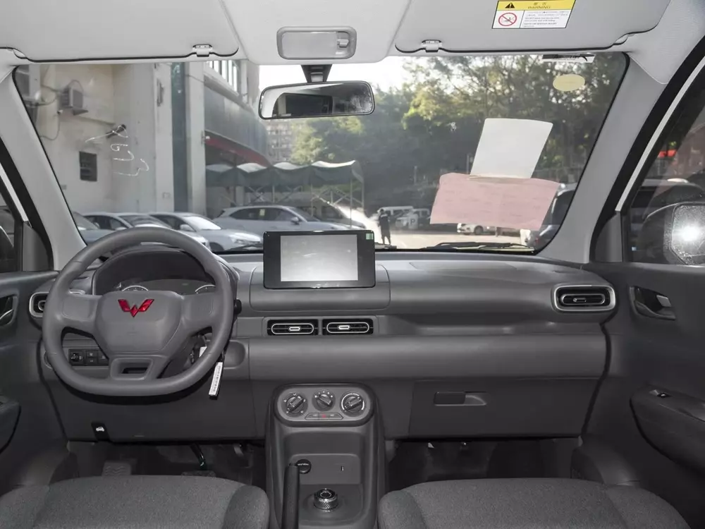 Khoang lái với trang bị cơ bản của Wuling Grango