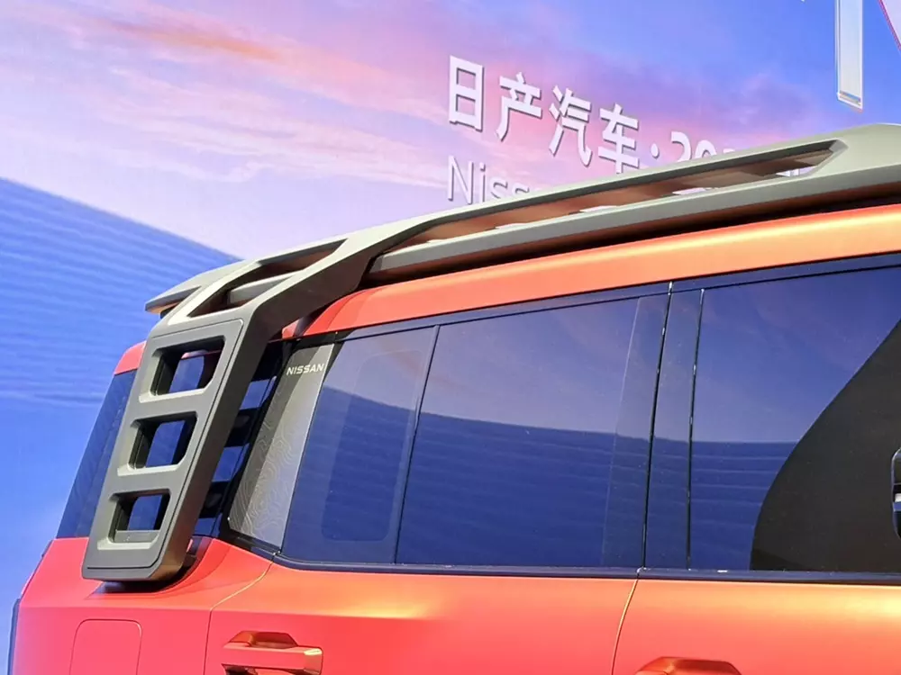 Nissan Terrano PHEV có thang leo lên nóc ở cột D