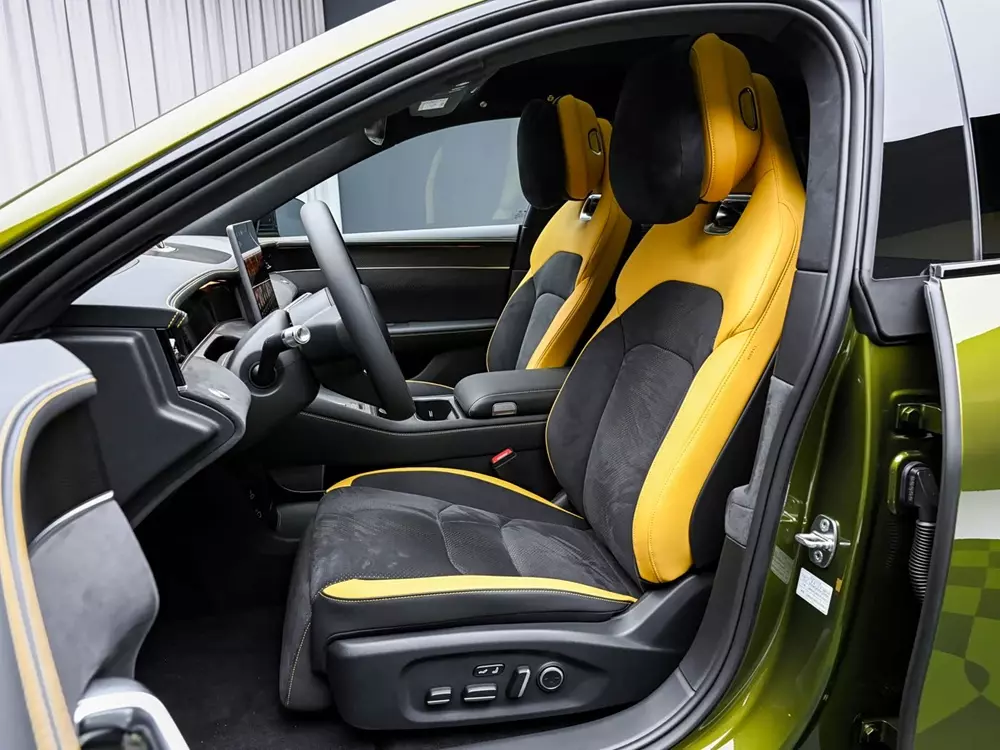 Nội thất của Shangjie Z7 phối màu trẻ trung và thể thao