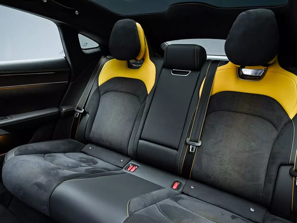 Hàng ghế sau của Shangjie Z7 rộng rãi nhờ kích thước lớn