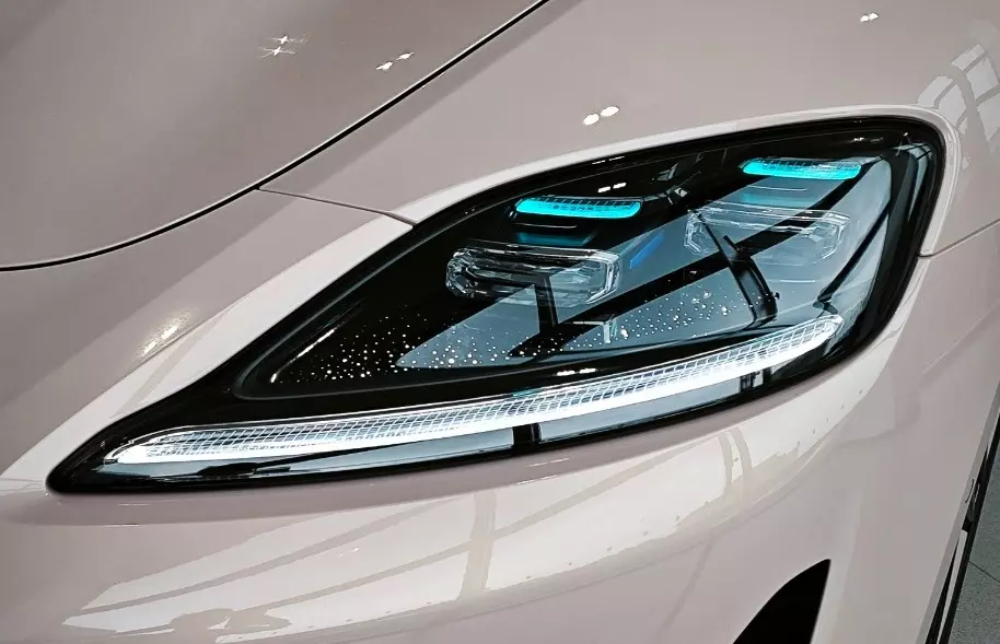 Đèn pha với hiệu ứng dải ngân hà của Shangjie Z7T