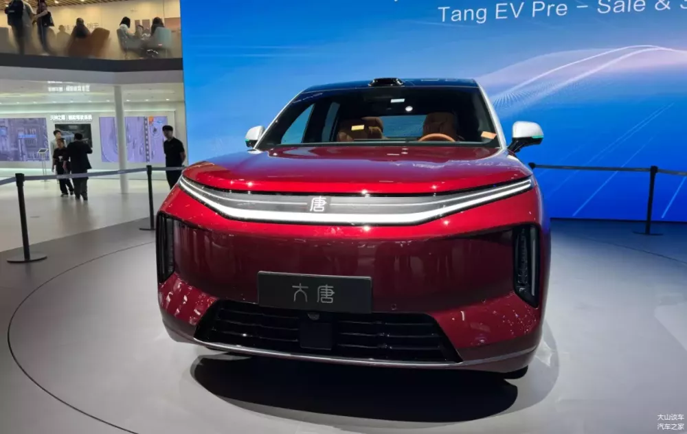 Cận cảnh khu vực đầu xe của BYD Datang EV 