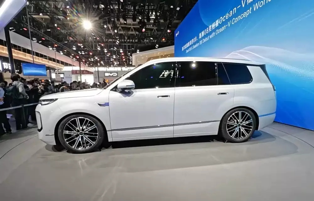 BYD Sealion 08 nhìn từ bên sườn