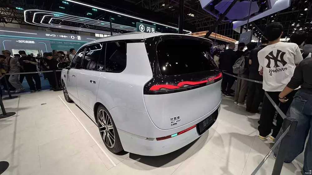 Cụm đèn hậu của BYD Sealion 08 có đồ họa lượn sóng bên trong