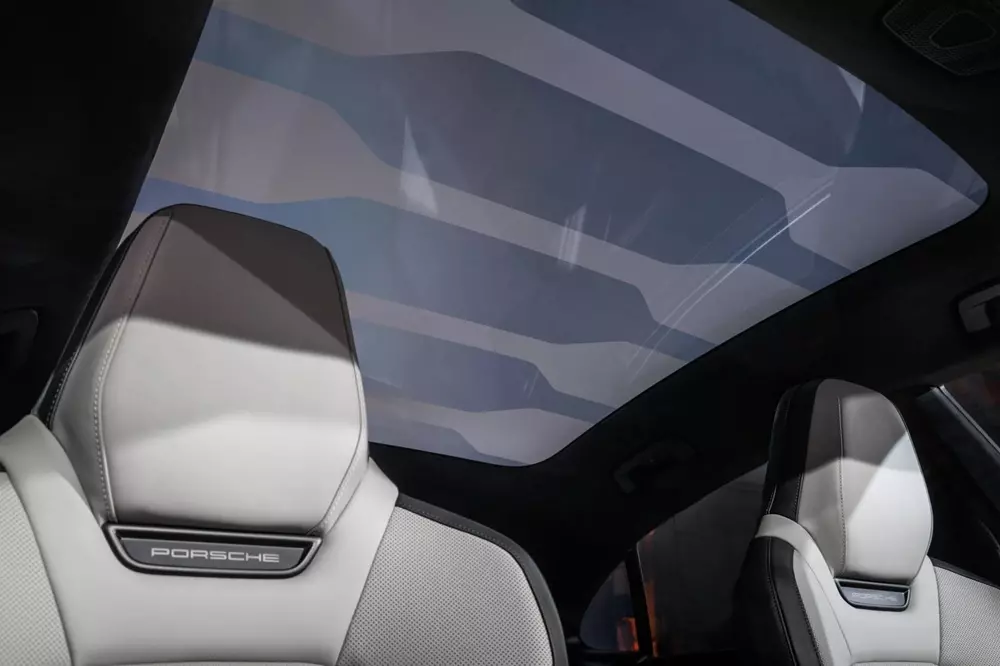 Porsche Cayenne Coupe EV được trang bị trần kính toàn cảnh tiêu chuẩn